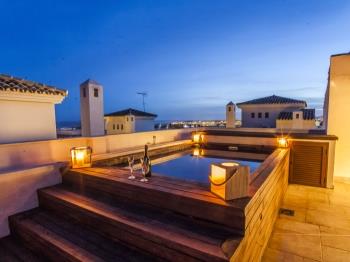 6627 Luxury Penthouse, Hugh Roof Terrace with pool - Appartement à Nueva Andalucía